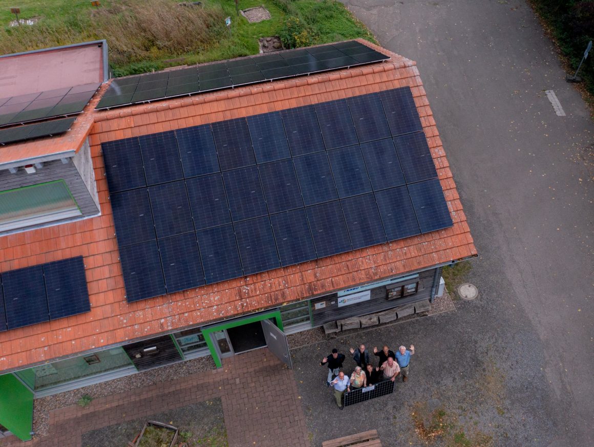 NABU weiht Solaranlage auf dem Dach des Moorhus´ in Minden-Lübbecke ein