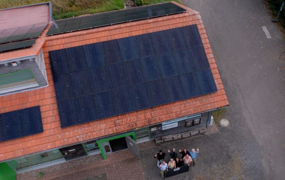 PV Moorhus kl ©Lothar Meckling NABU weiht Solaranlage auf dem Dach des Moorhus´ in Minden-Lübbecke ein