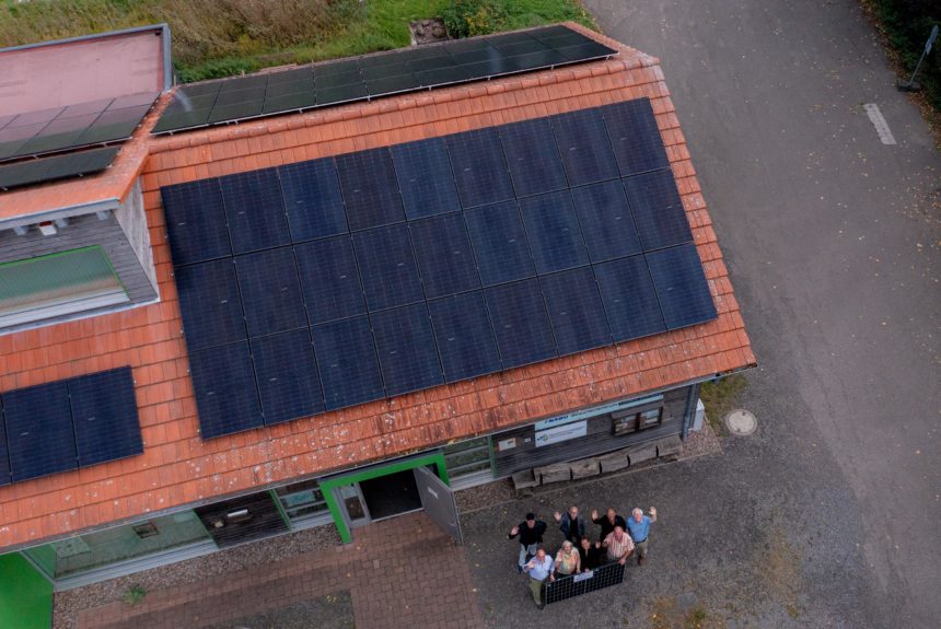 NABU weiht Solaranlage auf dem Dach des Moorhus´ in Minden-Lübbecke ein