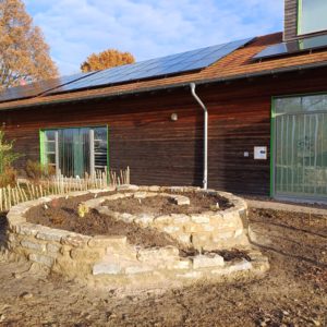 Der Eingangsbereich des Moorhus wird grüner