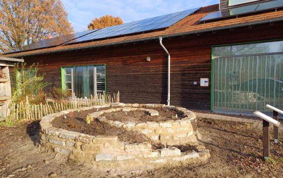 Schmeterlingsspirale Der Eingangsbereich des Moorhus wird grüner