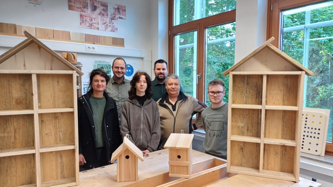 Das BNE Team freut sich über Wildbienennisthilfen vom Verein für berufliche Bildung