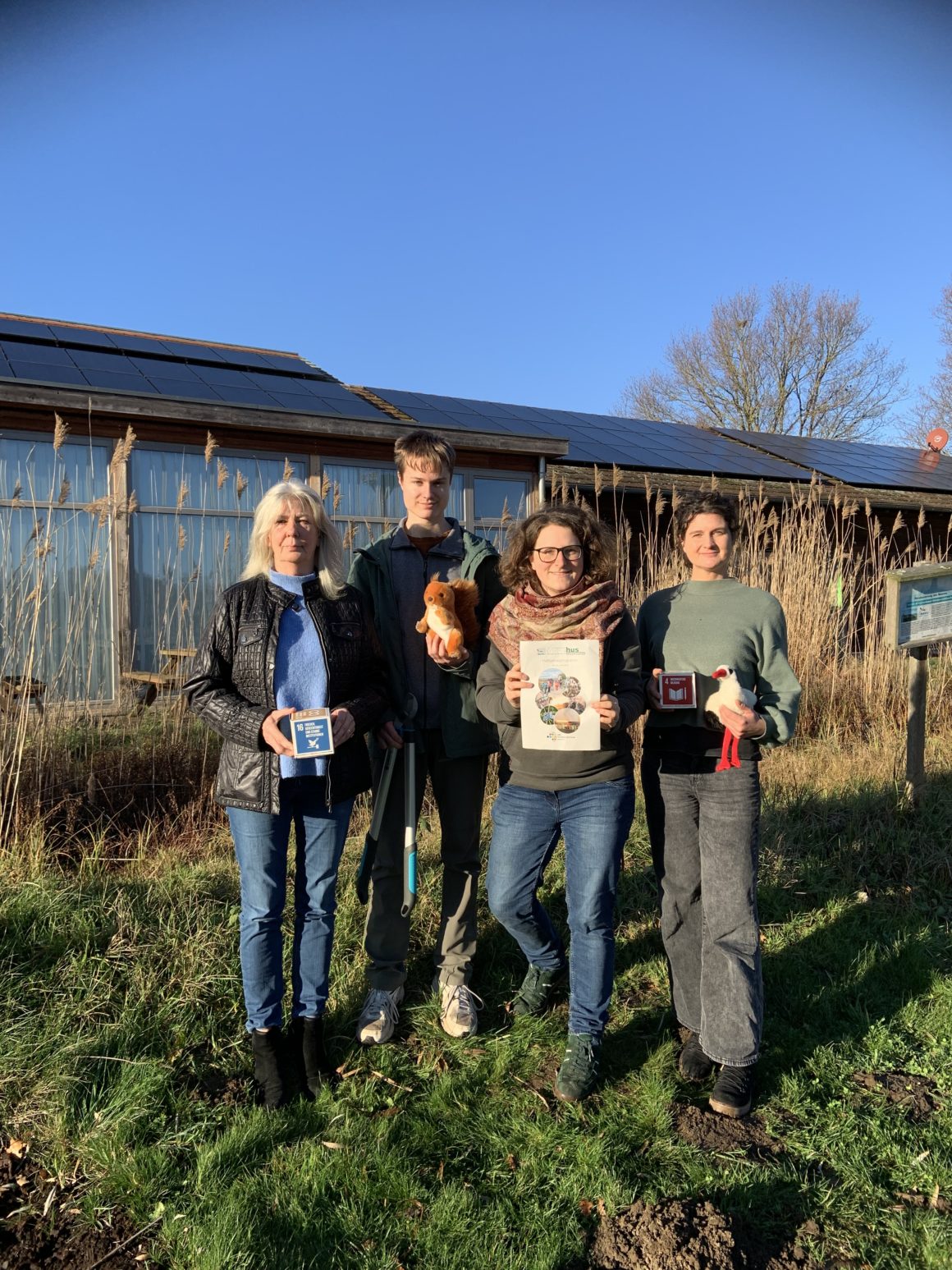 Moorhus Halbjahresprogramm 1_2026 Ute Halstenberg, Richard Turner, Linda Olenberg und Ramona Gieseking vom Moorhus-Team präsentieren das neue Halbjahresprogramm.