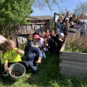 Daumen hoch für gelungene Ferienaktion: Wildbienennisthilfe