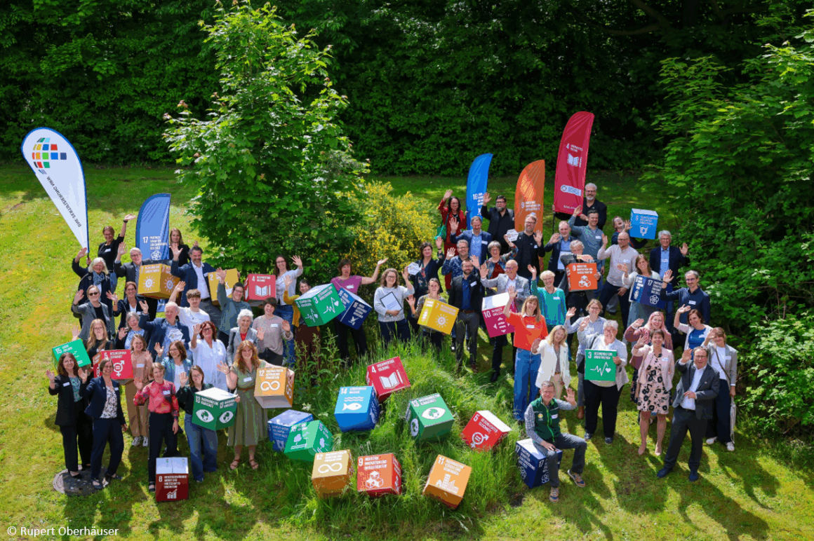 Gruppenfoto der Auszeichnungsfeier mit den bunten Zukunftszielen. © Rupert Oberhäuser Gruppenfoto der Auszeichnungsfeier mit den bunten Zukunftszielen. © Rupert Oberhäuser