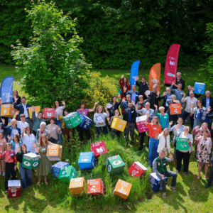 Gruppenfoto der Auszeichnungsfeier mit den bunten Zukunftszielen. © Rupert Oberhäuser