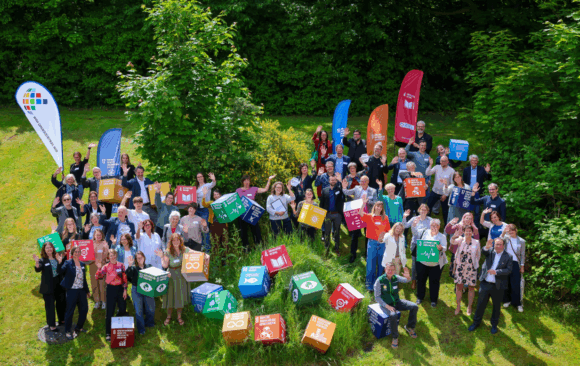 Gruppenfoto der Auszeichnungsfeier mit den bunten Zukunftszielen. © Rupert Oberhäuser Gruppenfoto der Auszeichnungsfeier mit den bunten Zukunftszielen. © Rupert Oberhäuser